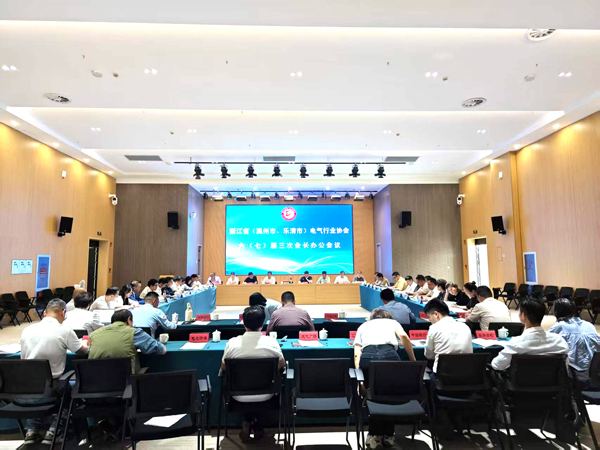 會議現(xiàn)場修網(wǎng).jpg
